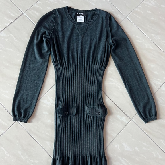 2851 Chanel ribbed knit mini dress in charcoal gray Size 40 (US 4) - Picture 3 of 8